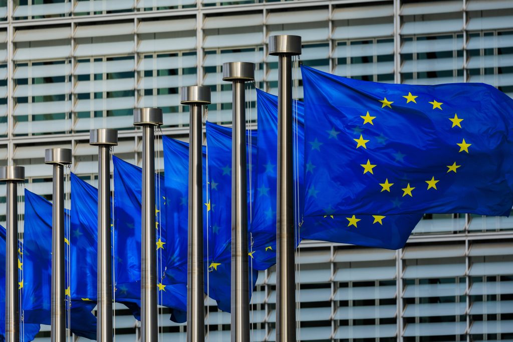 Banderas de la Unión Europea frente a la sede de la Comisión Europea en Bruselas
