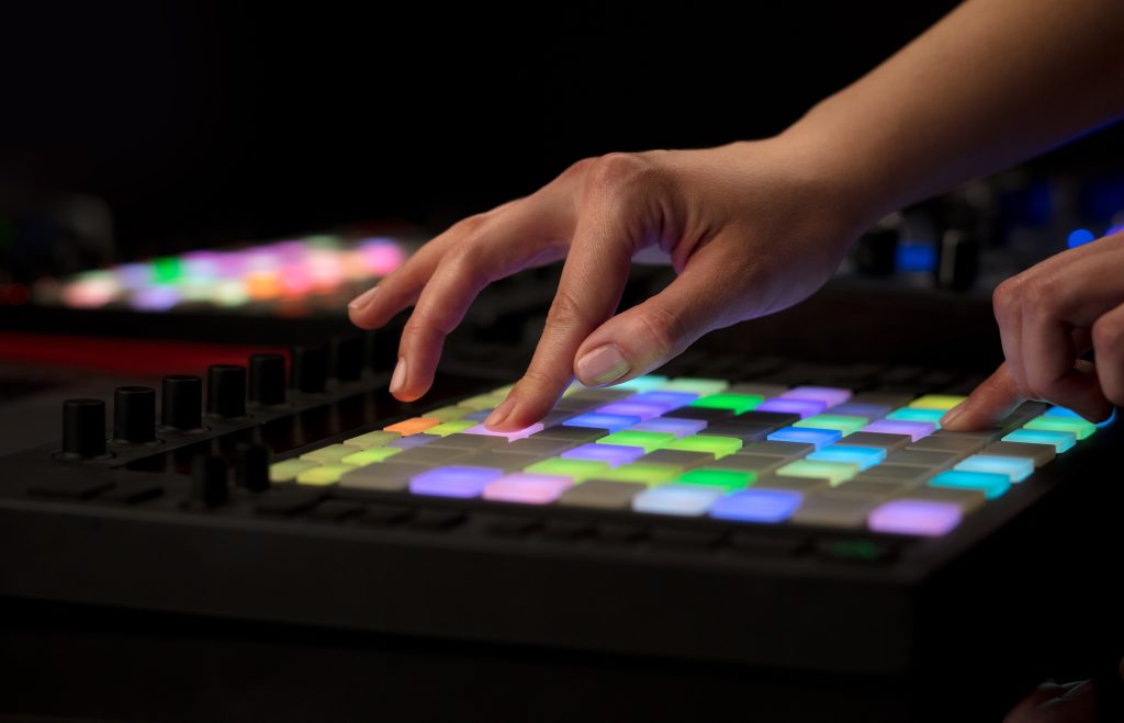 mano en controlador midi / hand remixing music on midi controller